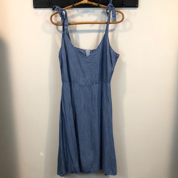 ModCloth Denim Chambray Tie Shoulder Empire Waist Dress Size 12 - Picture 1 of 6